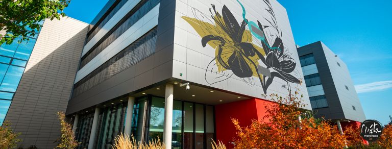 Fresque monumentale végétale extérieure sur façade d’immeuble – santé et laboratoire.