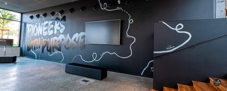 Fresques murales monumentales design. 1er centre R&D d’Europe. + de 1000 mètres linéaires. Renault Trucks – Groupe Volvo