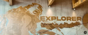 Oeuvre contemporaine avec fresque pour gare ski télécabine. Alpes